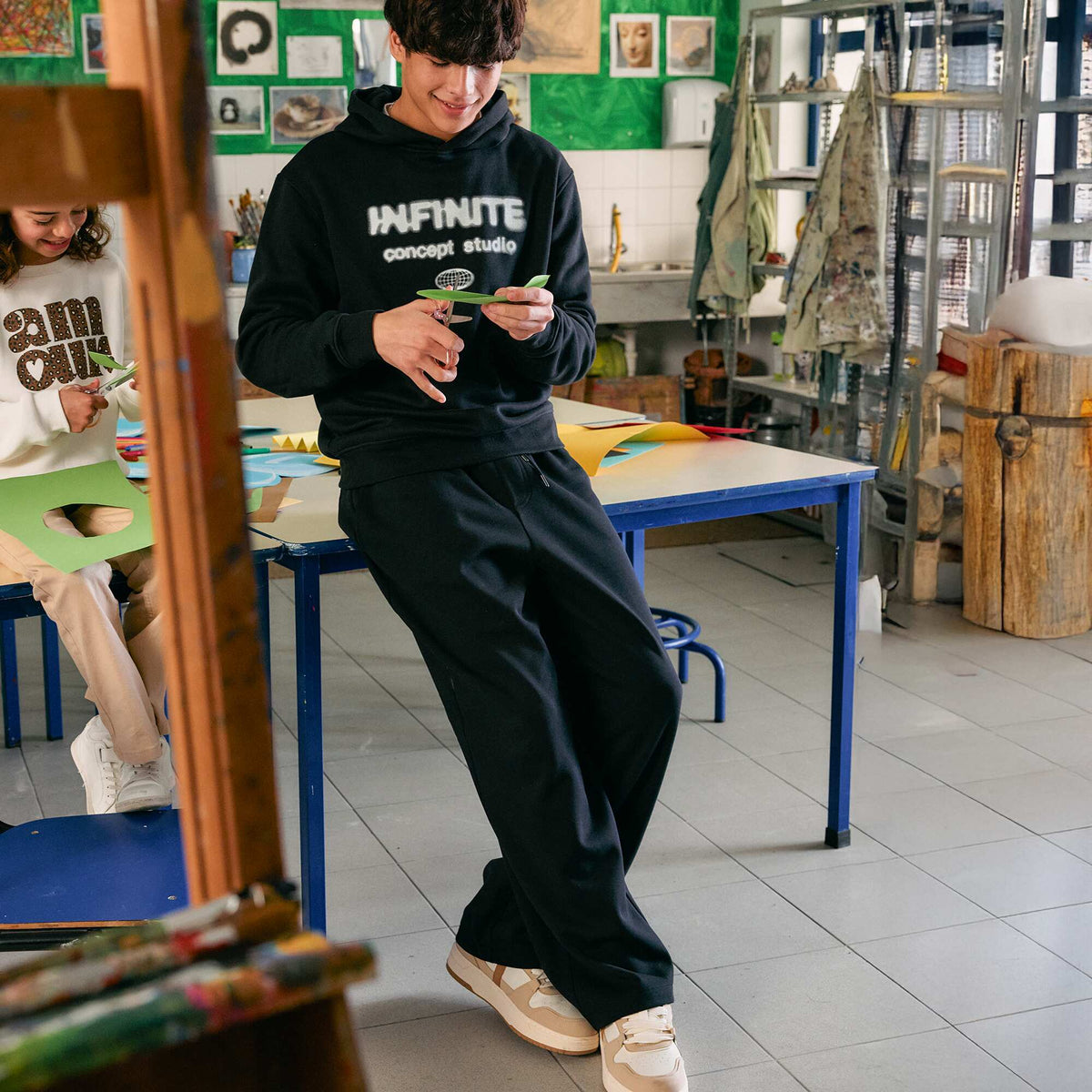 Pantallona sportive të lehta prej polari me pala të gjera ZEZË