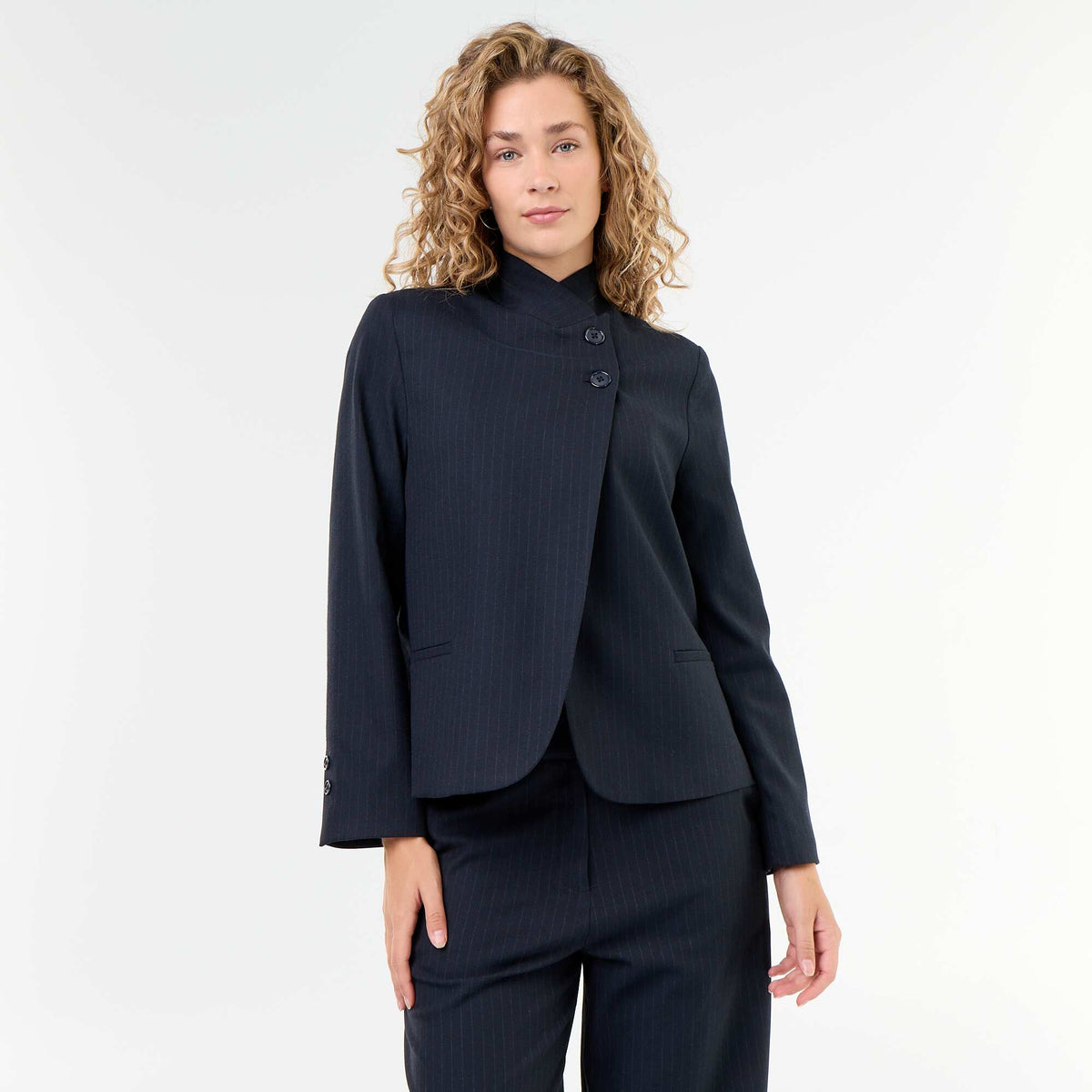Blazer me efekt mbështjellës dhe jakë drejt lart BLU