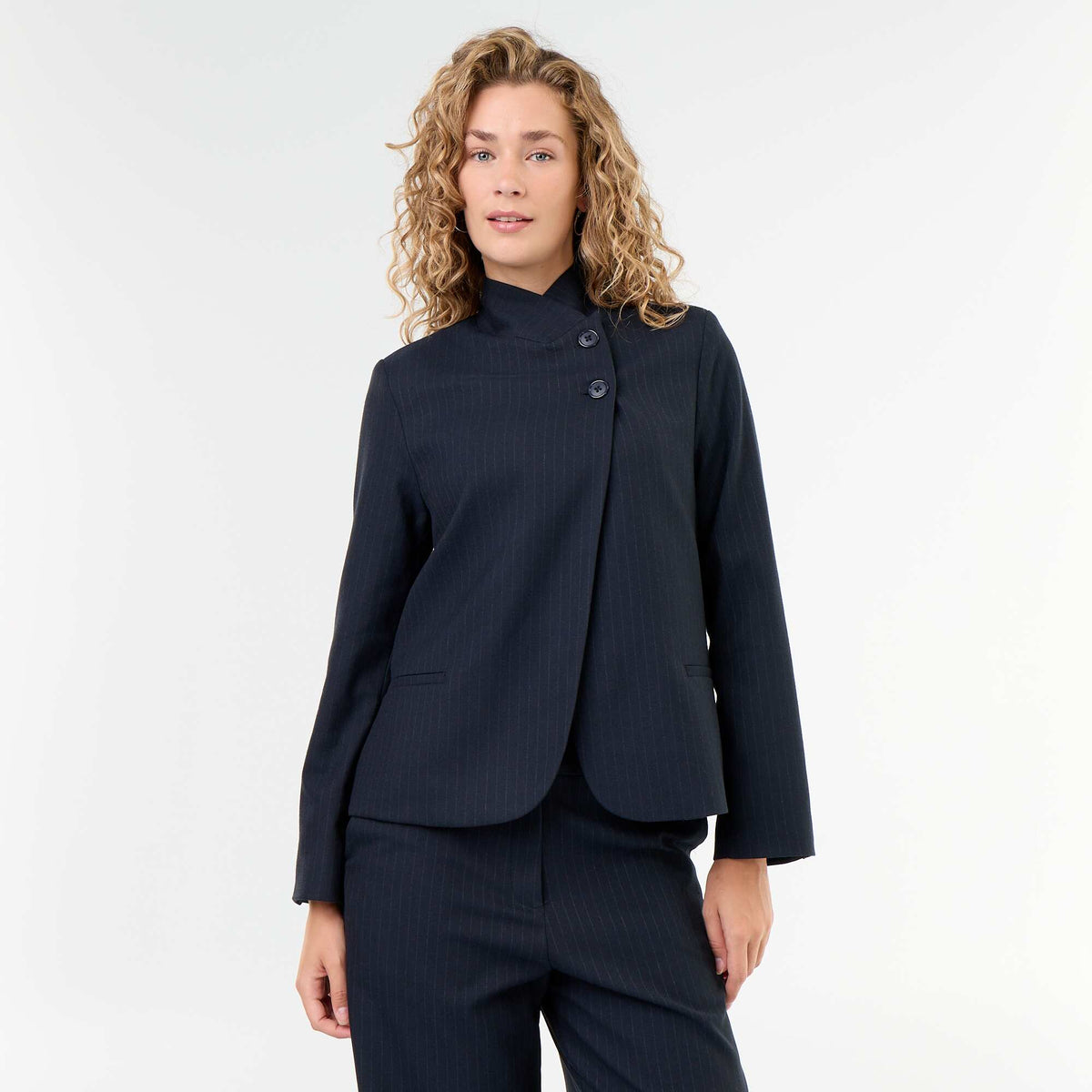 Blazer me efekt mbështjellës dhe jakë drejt lart BLU